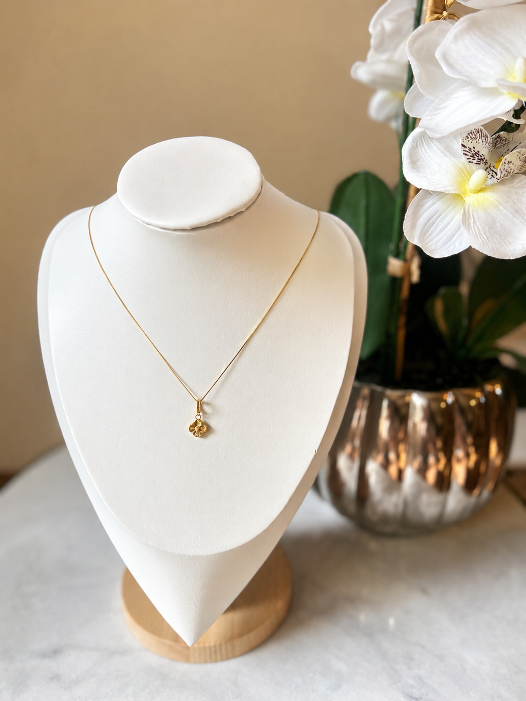 18K Gold Textured Floral Pendant Necklace (750)