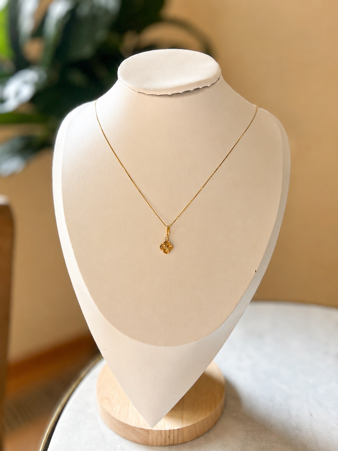 18K Gold Textured Floral Pendant Necklace (750)